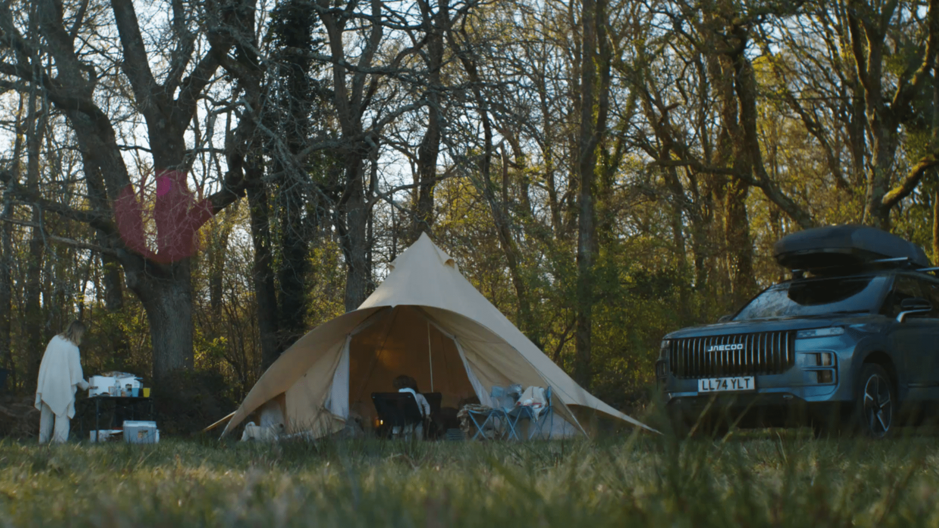 Campsite with tent and Jaecoo 7 SHS